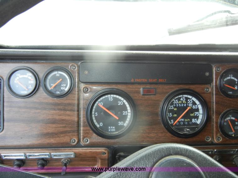 image for item D4473 1997 Freightliner FLD120 semi truck