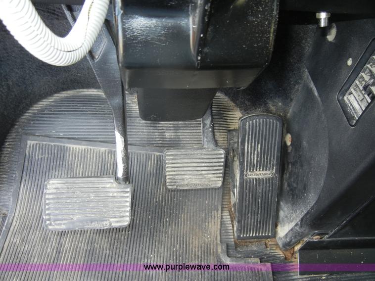 image for item D4473 1997 Freightliner FLD120 semi truck