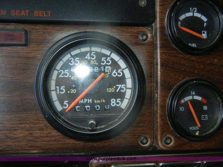 image for item D4473 1997 Freightliner FLD120 semi truck