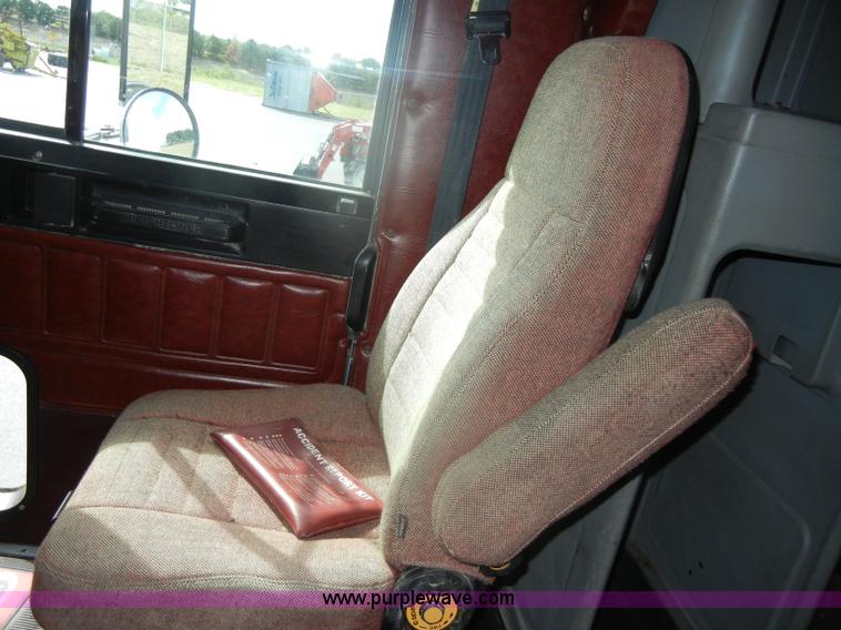 image for item D4473 1997 Freightliner FLD120 semi truck