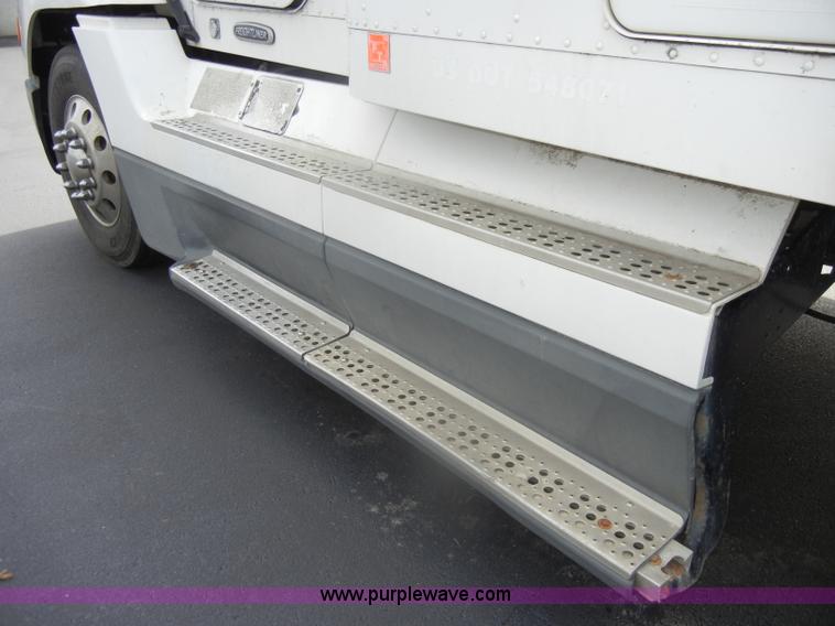 image for item D4473 1997 Freightliner FLD120 semi truck