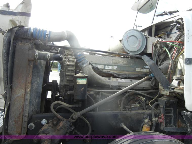 image for item D4473 1997 Freightliner FLD120 semi truck