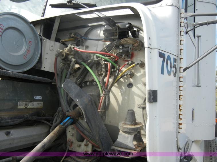 image for item D4473 1997 Freightliner FLD120 semi truck