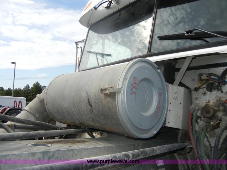 image for item D4473 1997 Freightliner FLD120 semi truck