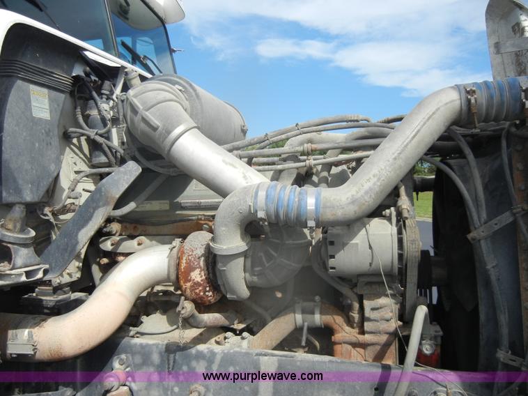 image for item D4473 1997 Freightliner FLD120 semi truck