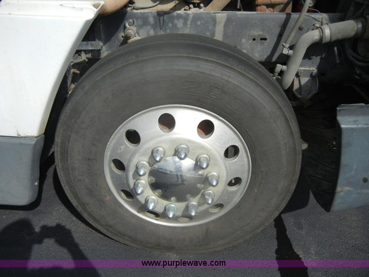 image for item D4473 1997 Freightliner FLD120 semi truck