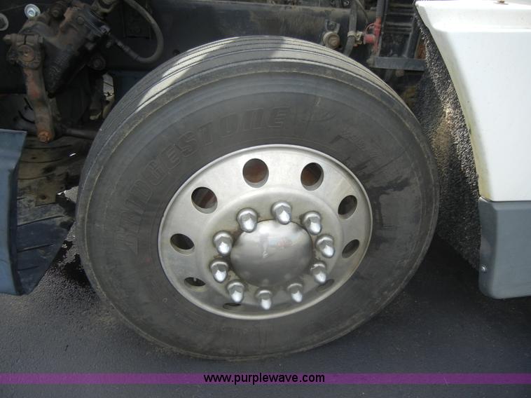 image for item D4473 1997 Freightliner FLD120 semi truck