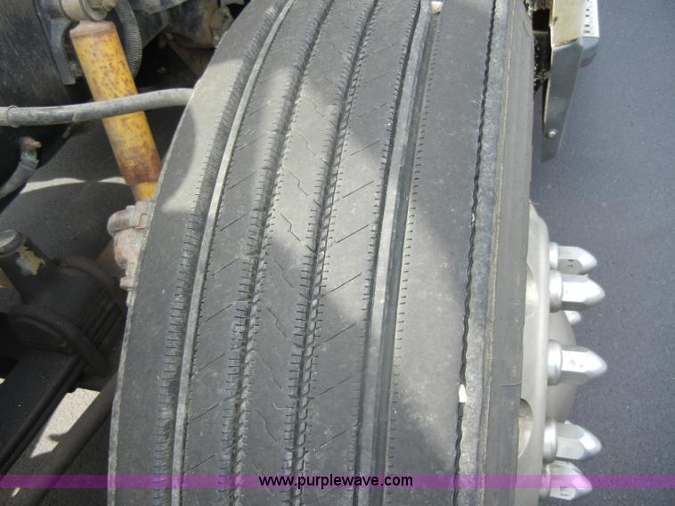 image for item D4473 1997 Freightliner FLD120 semi truck