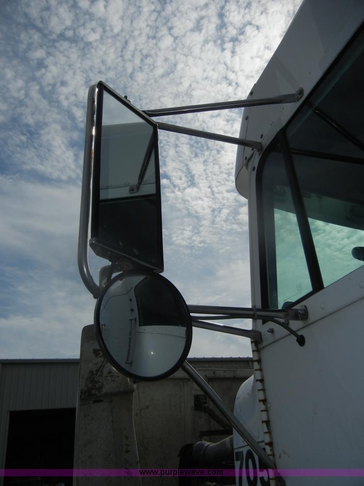 image for item D4473 1997 Freightliner FLD120 semi truck