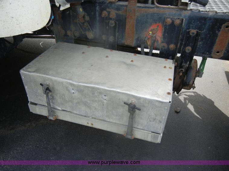 image for item D4473 1997 Freightliner FLD120 semi truck