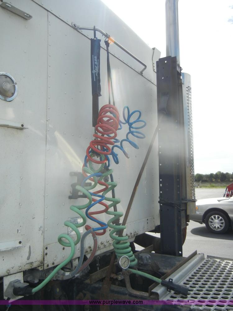 image for item D4473 1997 Freightliner FLD120 semi truck