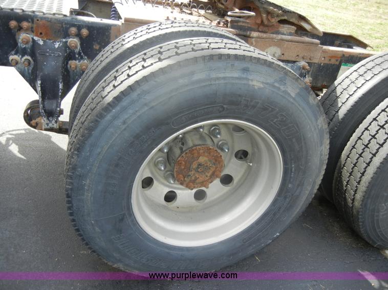 image for item D4473 1997 Freightliner FLD120 semi truck