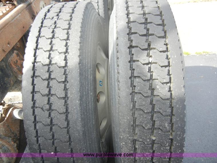 image for item D4473 1997 Freightliner FLD120 semi truck