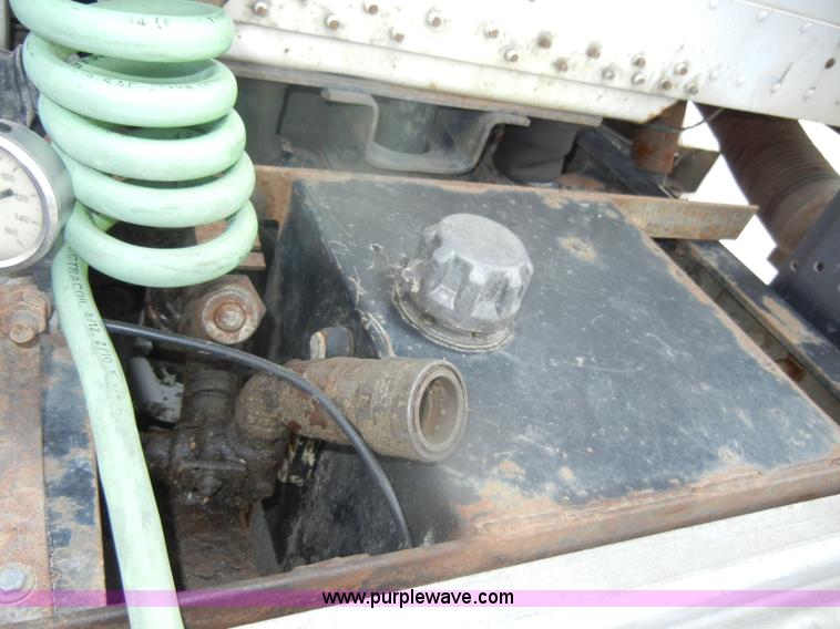 image for item D4473 1997 Freightliner FLD120 semi truck