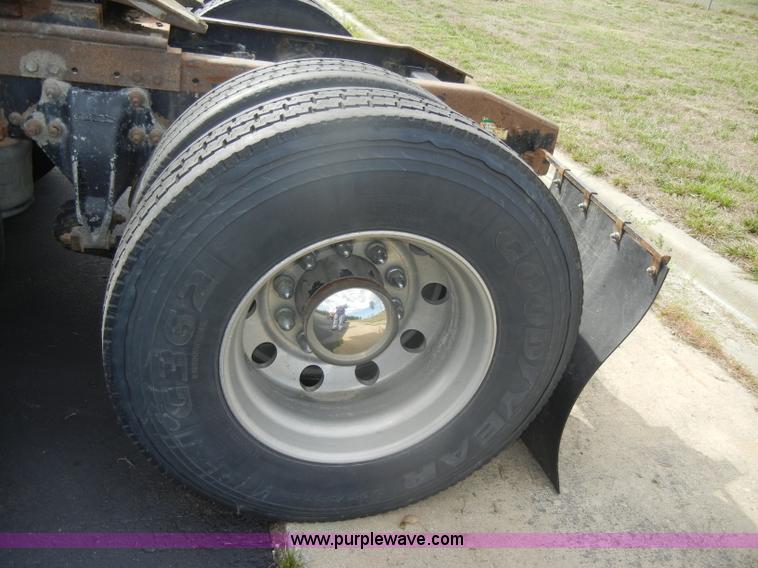 image for item D4473 1997 Freightliner FLD120 semi truck