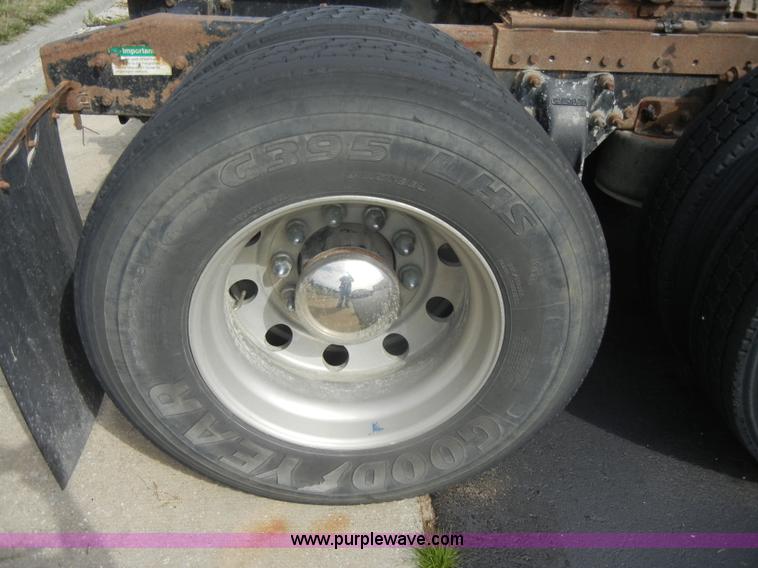 image for item D4473 1997 Freightliner FLD120 semi truck