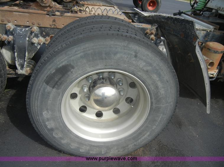 image for item D4473 1997 Freightliner FLD120 semi truck