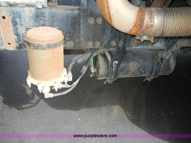 image for item D4473 1997 Freightliner FLD120 semi truck