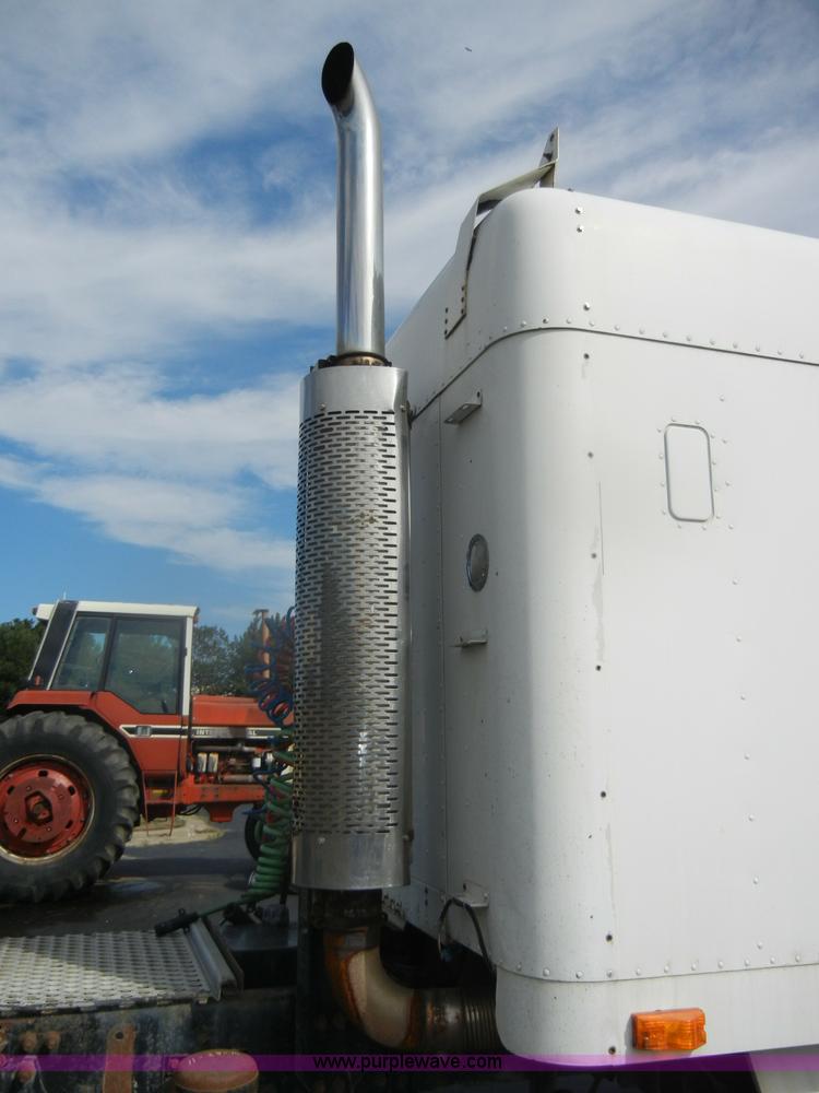 image for item D4473 1997 Freightliner FLD120 semi truck