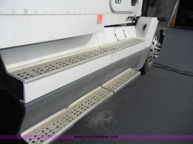 image for item D4473 1997 Freightliner FLD120 semi truck