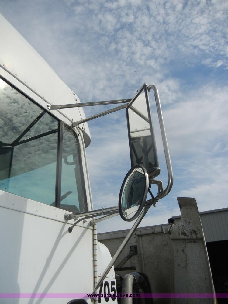 image for item D4473 1997 Freightliner FLD120 semi truck