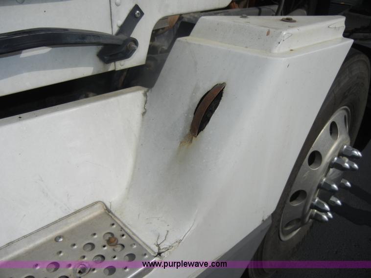 image for item D4473 1997 Freightliner FLD120 semi truck