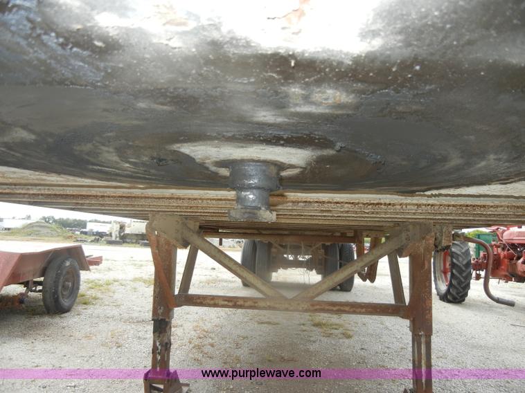 image for item D4491 1976 Fruehauf storage trailer