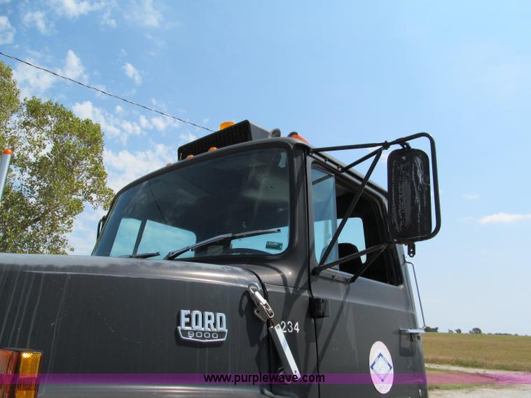 image for item E2004 1979 Ford 9000 semi truck