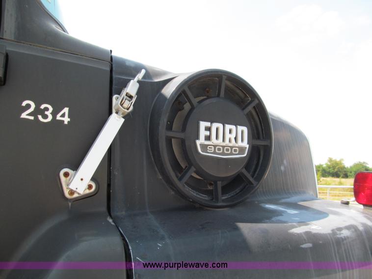 image for item E2004 1979 Ford 9000 semi truck