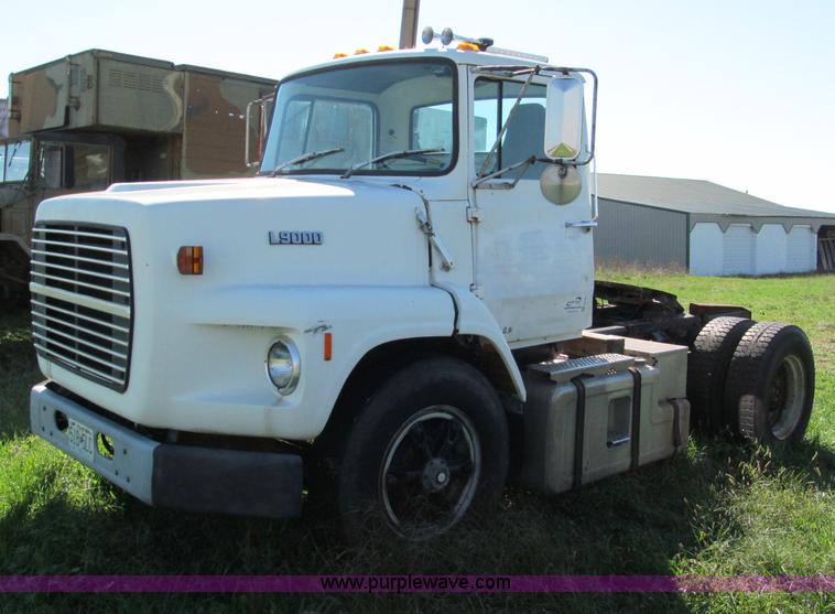 image for item E2166 1987 Ford L9000 semi truck