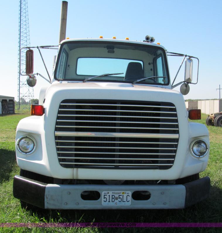 image for item E2166 1987 Ford L9000 semi truck
