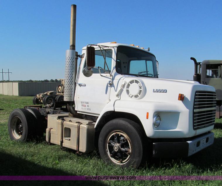 image for item E2166 1987 Ford L9000 semi truck