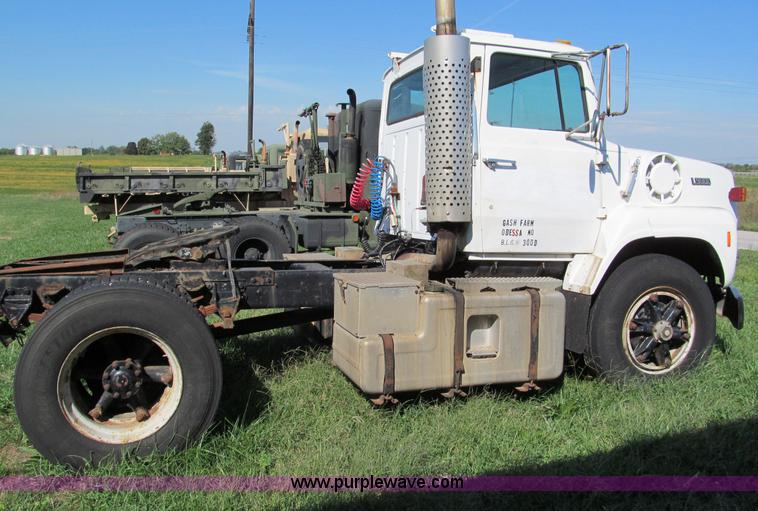 image for item E2166 1987 Ford L9000 semi truck