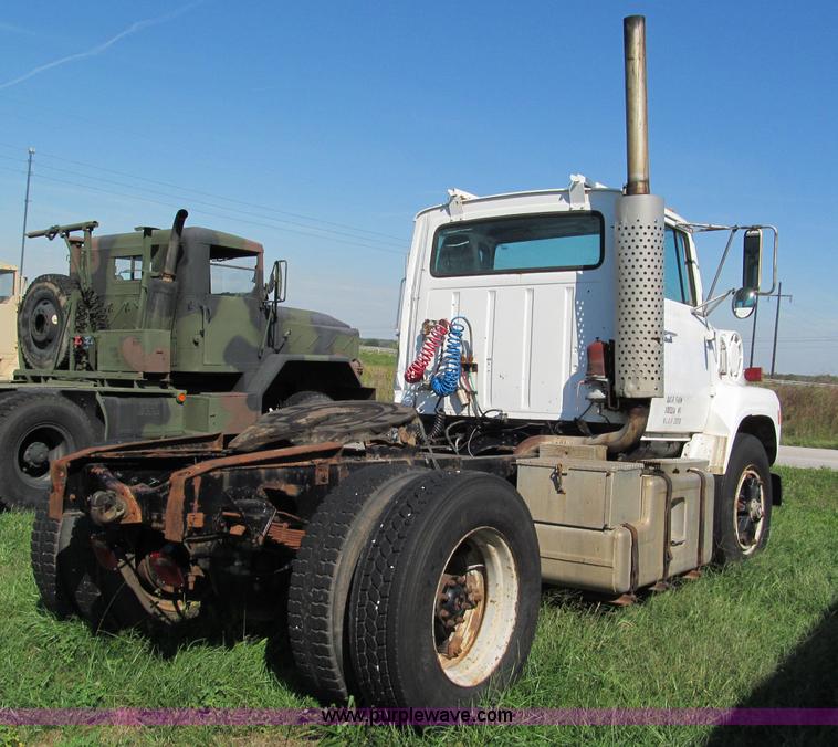 image for item E2166 1987 Ford L9000 semi truck