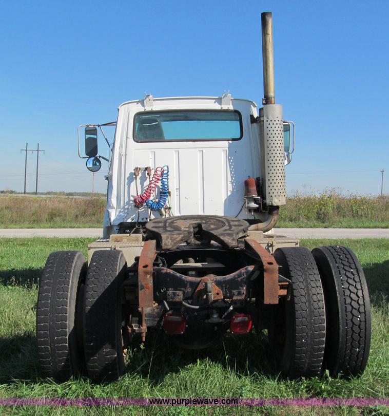 image for item E2166 1987 Ford L9000 semi truck