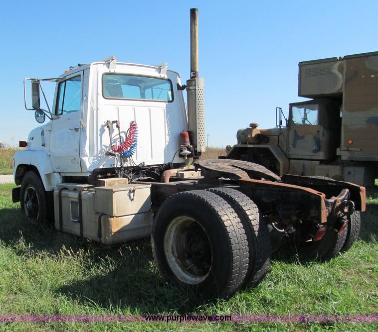 image for item E2166 1987 Ford L9000 semi truck