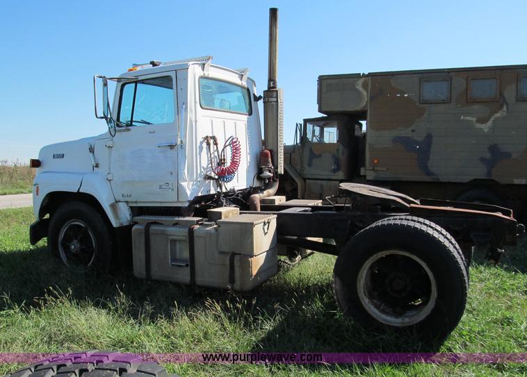 image for item E2166 1987 Ford L9000 semi truck