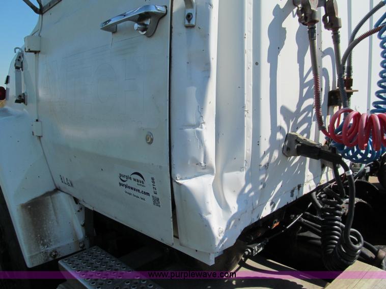 image for item E2166 1987 Ford L9000 semi truck