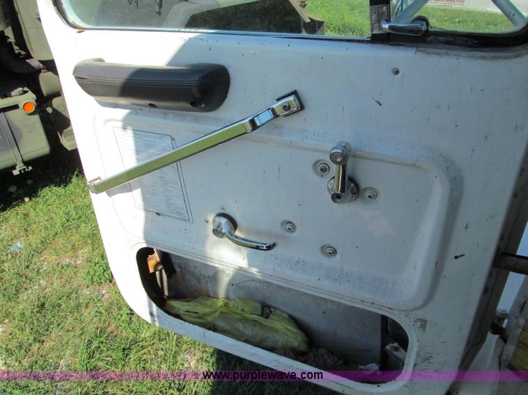 image for item E2166 1987 Ford L9000 semi truck