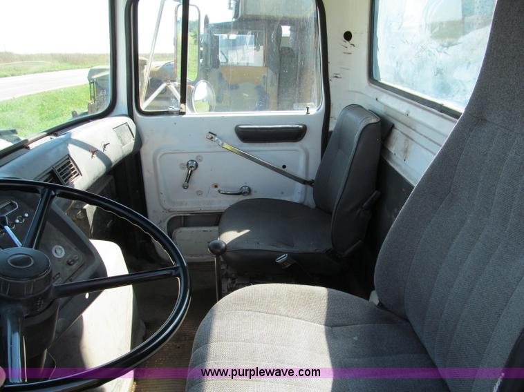 image for item E2166 1987 Ford L9000 semi truck