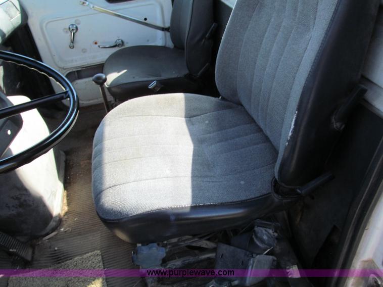 image for item E2166 1987 Ford L9000 semi truck