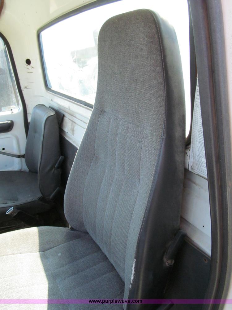 image for item E2166 1987 Ford L9000 semi truck