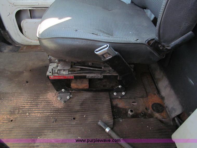 image for item E2166 1987 Ford L9000 semi truck