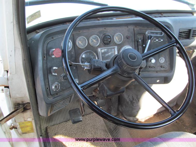 image for item E2166 1987 Ford L9000 semi truck