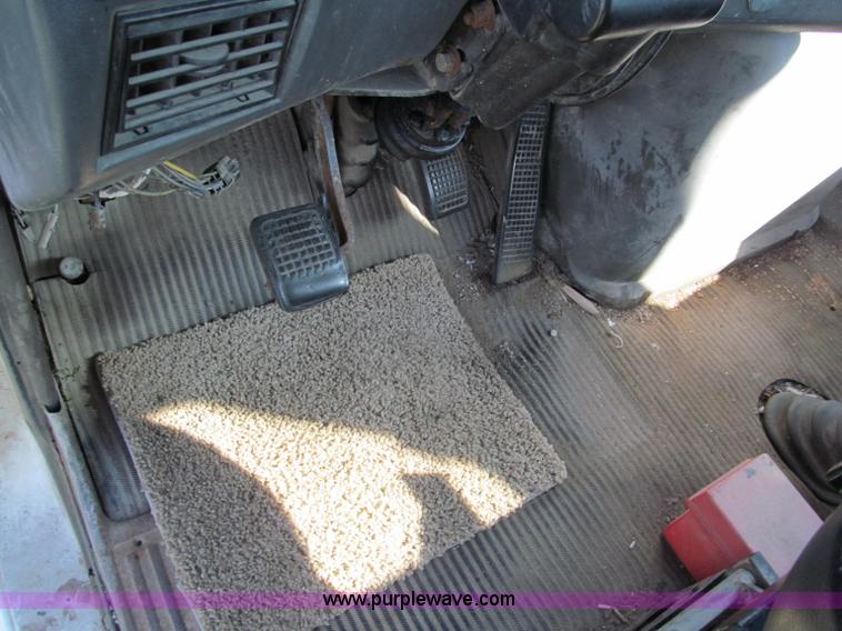 image for item E2166 1987 Ford L9000 semi truck