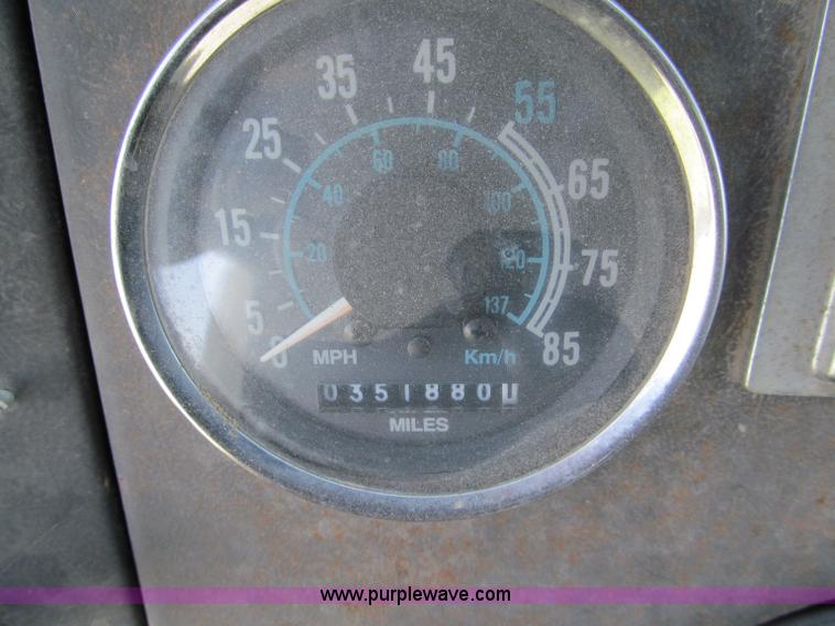 image for item E2166 1987 Ford L9000 semi truck