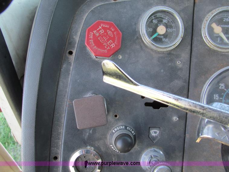 image for item E2166 1987 Ford L9000 semi truck