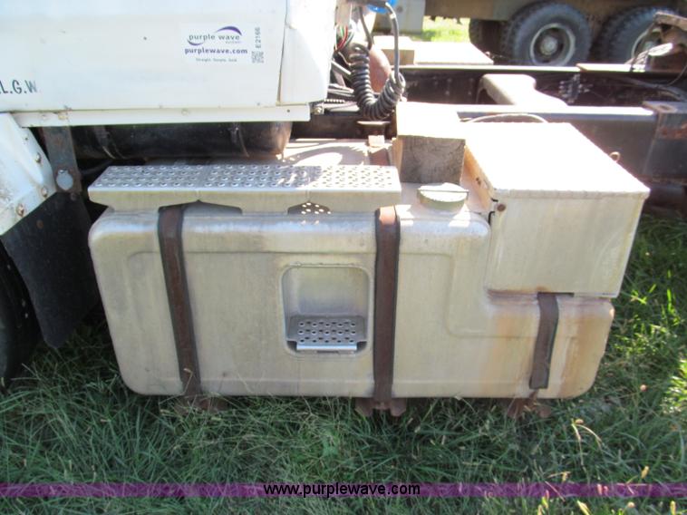 image for item E2166 1987 Ford L9000 semi truck