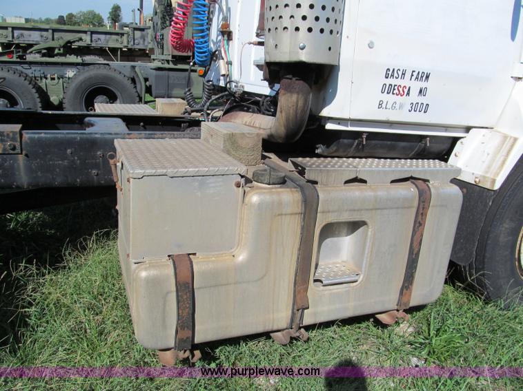 image for item E2166 1987 Ford L9000 semi truck