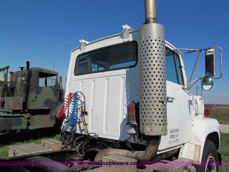 image for item E2166 1987 Ford L9000 semi truck